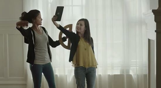 “自拍”因為行動裝置的普及而流行，於是剛推出新產品的Dell拿來作為行銷的題材，以誇張有趣的自拍技術教學研究影片，造成大量分享討論