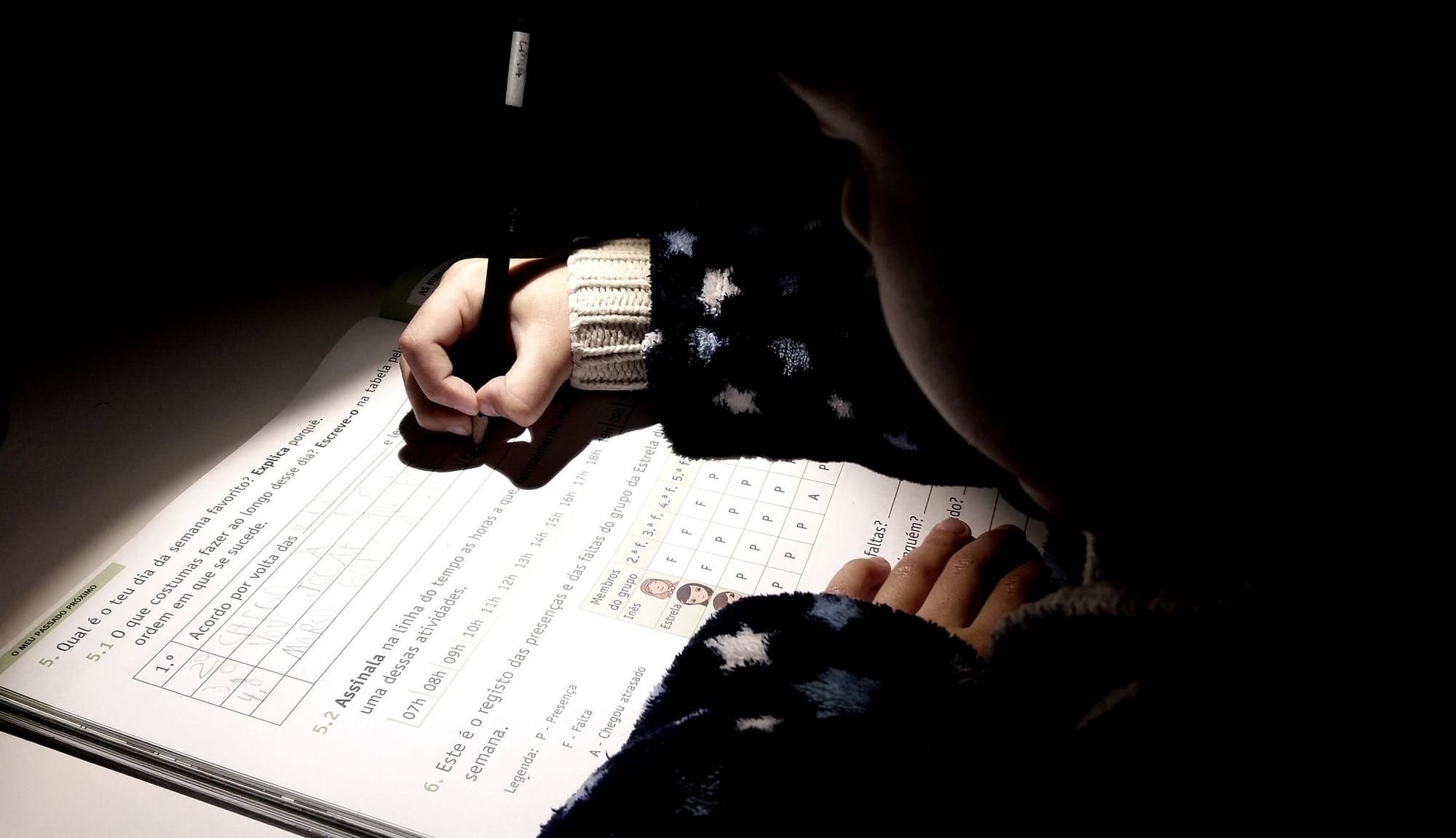 人生不只是一張書桌，愈被逼寫功課，功課就愈寫不完