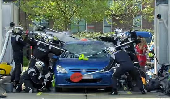 把F1等級的服務搬到加油站，讓F1賽車技工幫你洗車，並且有F1冠軍車手開著賽車在現場等著和你合照，賽車級機油品牌「美孚」用誇張的手法宣傳，吸引大量社群和新聞媒體曝光