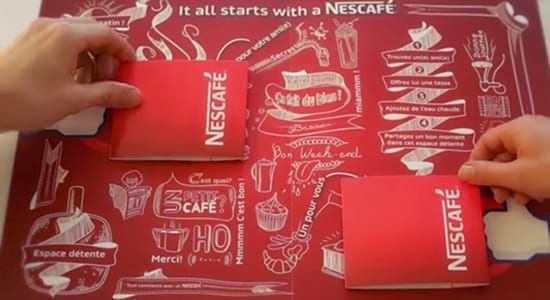 巴黎的上班族，習慣早上先來一杯咖啡並閱讀在捷運拿到的報紙，Nescafé雀巢覺得，喝咖啡應該是和人一起邊喝邊聊才對，所以製作了一對特殊的”折疊式” 馬克杯，藏在捷運報封面，只要打開加入熱水，就會有兩杯咖啡和同事共享。