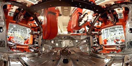 到車展體驗“新車製造過程”吧！Chrysler克萊斯勒展現用心製造的一面，推出虛擬實境體驗汽車製造組裝過程，讓民眾感受到克萊斯勒身為美國汽車製造業龍頭之一的氣勢，最後工程團隊作最後精密確認，呈現對品質要求的一面