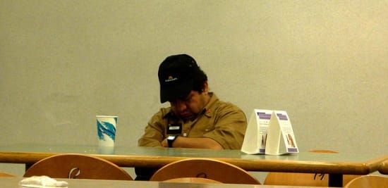 所有人皆睡眠不足的２大原因：電視節目太多、超商的咖啡因飲料