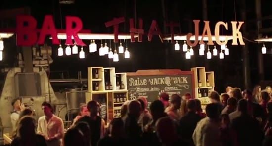 全球第一個由群眾捐資源來建酒吧幫威士忌品牌辦生日！Jack Daniel威士忌在雪梨花6周的時間社群宣傳，找到數百位死忠粉絲，貢獻自己的專長，有木工、水電工、廚師、攝影師等，捐出材料在公園建起一個酒吧，會音樂的則搬來樂器現場表演同歡，凝聚起粉絲的心，也成功行銷品牌