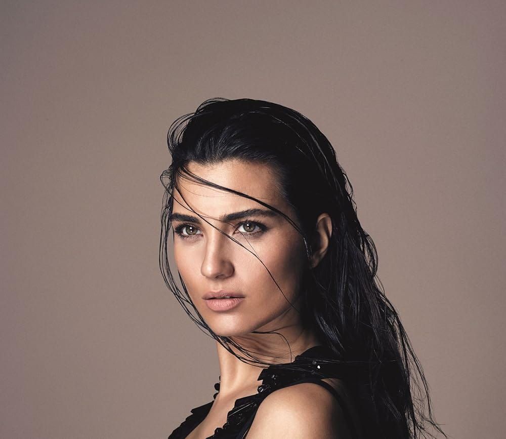 Tuba Büyüküstün : l’actrice turque qui unit la rive eurasienne à Paris