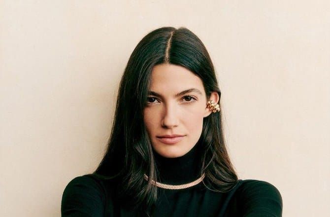 Tara Emad et Chanel : le visage oriental qui séduit la haute couture française