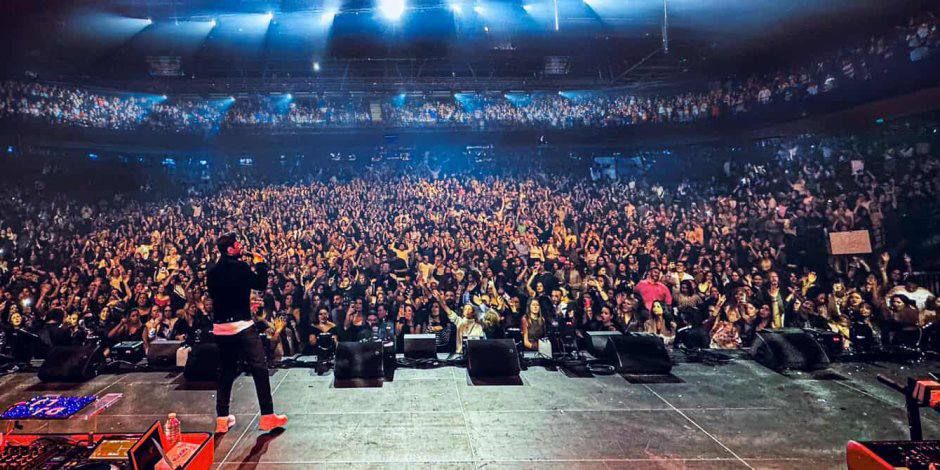 Tamer Hosny embrase Paris : un concert historique au Dôme devant une foule arabe en liesse