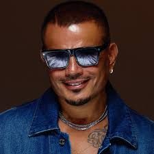 Amr Diab et Paris : l’histoire d’une icône pop qui a redéfini la présence musicale arabe en Europe