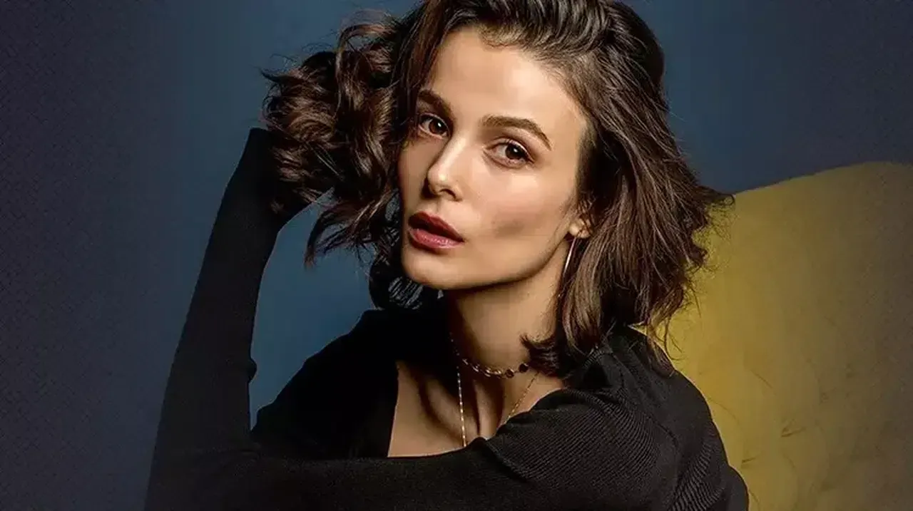 Büşra Develi, ou la construction intérieure d’une présence consciente