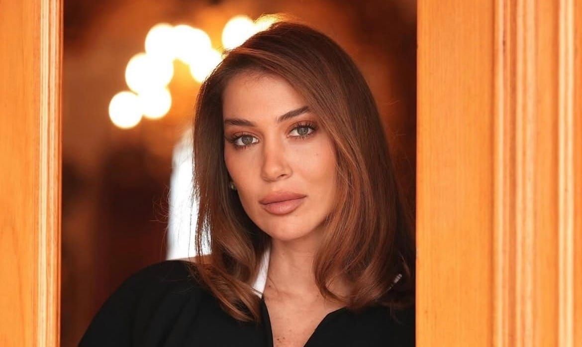 Jenifer Azar L’élégance douce et la présence minutieusement maîtrisée