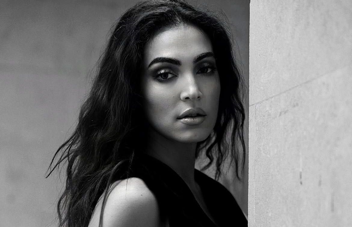 NORA CHEICHAA Une présence venue d'Orient, portée par le savoir, prête à rencontrer le monde