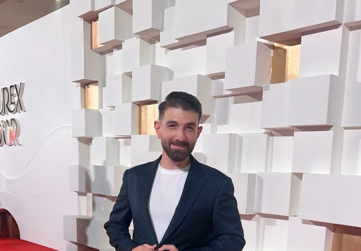 JUAN MELLA : LE CHARISME ET LA PASSION DU MÉTIER TISSENT UN ART