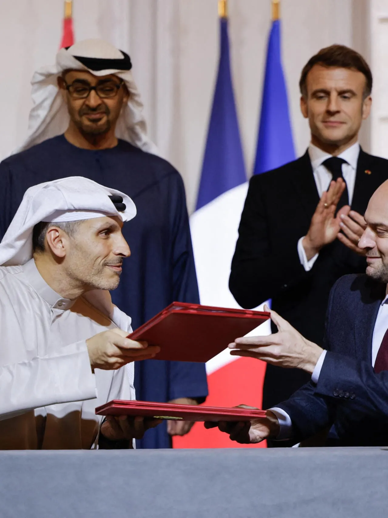 L’investissement historique des Émirats : 50 milliards d’euros pour un géant de l’IA en France
