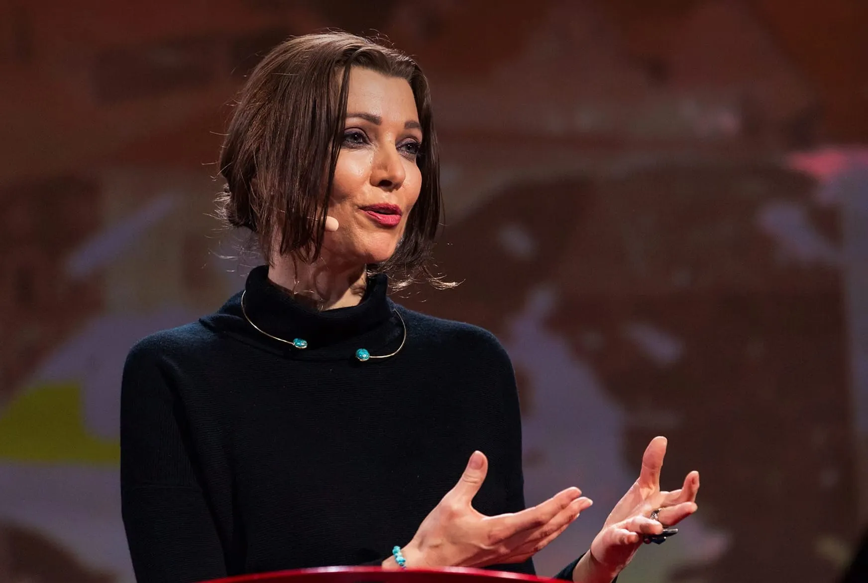 Née à Strasbourg, Élif Shafak porte dans son œuvre une conscience précoce des frontières et de leur dépassement.