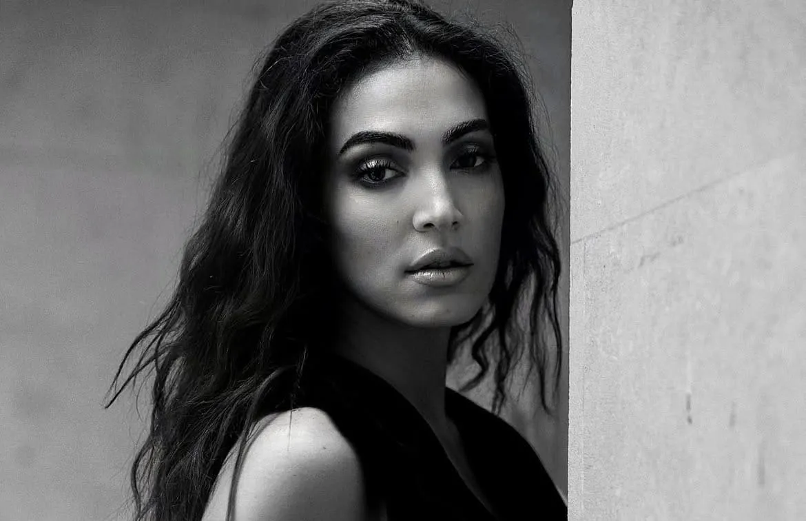 NORA CHEICHAA Une présence venue d'Orient, portée par le savoir, prête à rencontrer le monde