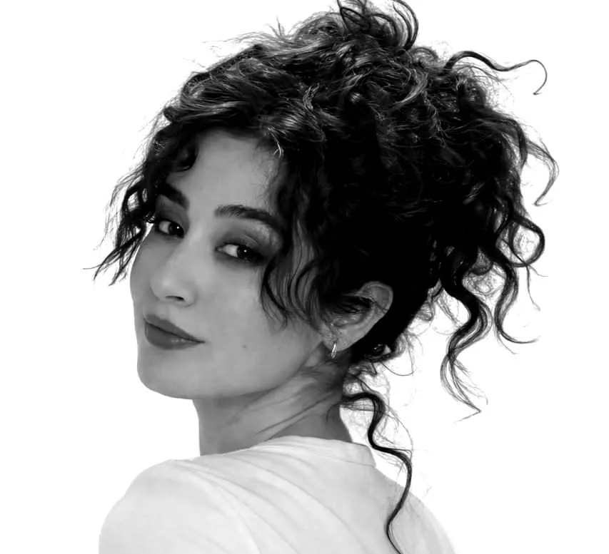 KATY YOUNES : C’EST AU THÉÂTRE QUE SE POSE LA PREMIÈRE PIERRE DE L’ART… ET QUE L’ÉDIFICE S’ACCOMPLIT