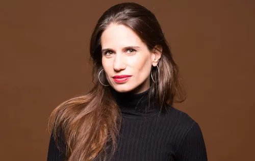 Mona El Yafi : penser le théâtre depuis le corps, écrire depuis l’exil