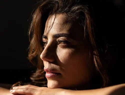 Nassima Benchicou, la présence tenue comme acte de jeu