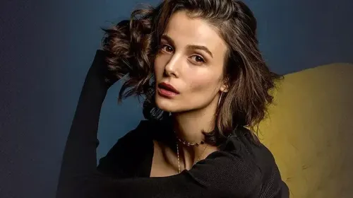 Büşra Develi, ou la construction intérieure d’une présence consciente