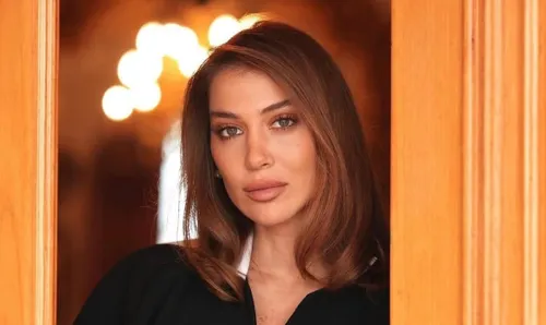 Jenifer Azar L’élégance douce et la présence minutieusement maîtrisée