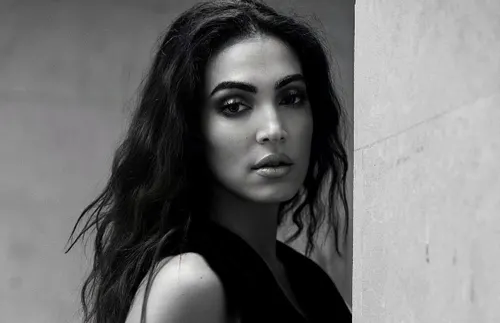 NORA CHEICHAA Une présence venue d'Orient, portée par le savoir, prête à rencontrer le monde