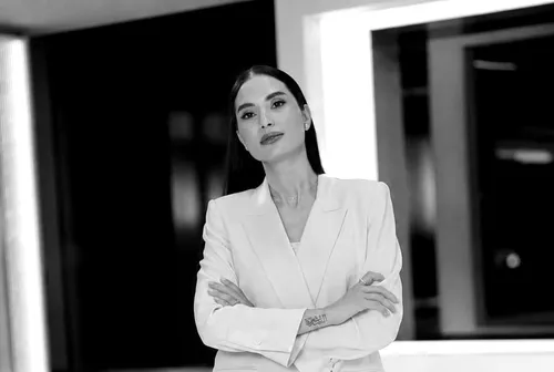 ILHEM SGHAYER Architecte du récit, créatrice d'influence