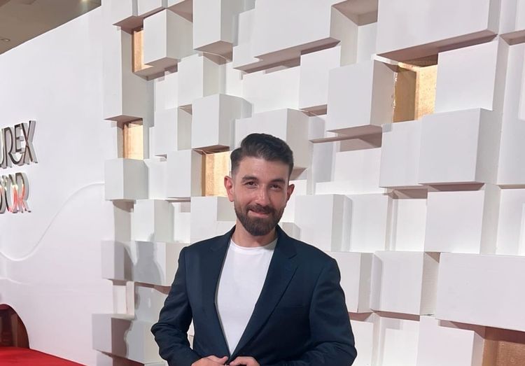 JUAN MELLA : LE CHARISME ET LA PASSION DU MÉTIER TISSENT UN ART