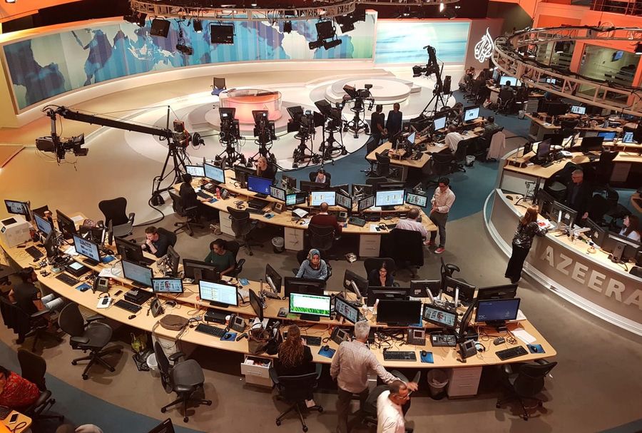 L’intelligence artificielle dans les médias arabes : mutation technologique et recomposition des salles de rédaction