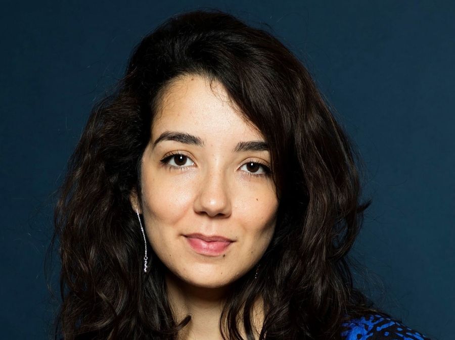 Hajar Azell, écrire pour résister au temps court