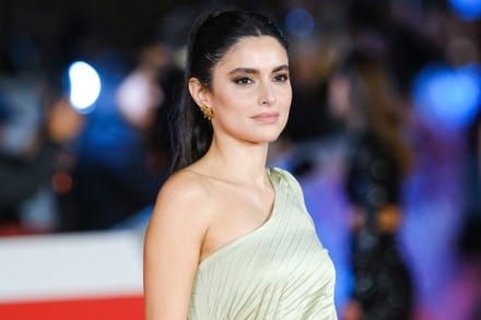 Raha Rahbari Une présence qui se construit dans la durée, où le choix des rôles devient un acte de pensée autant qu’un geste artistique