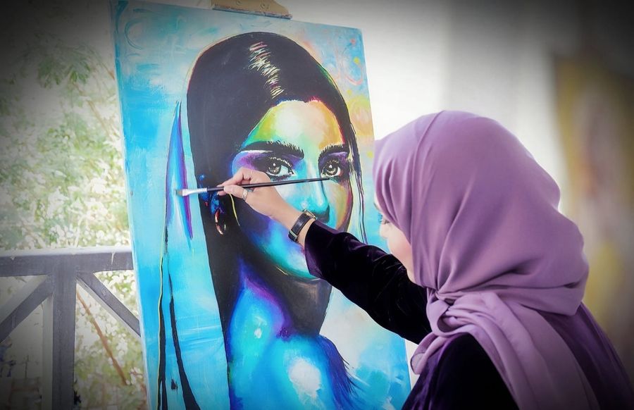 Maryam Alshamlawi dédoubler le visage pour habiter la lumière