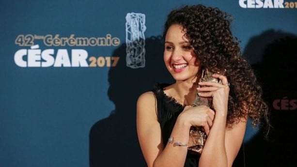 Oulaya Amamra Dusurgissement à la maîtrise une présence qui redéfinit l’énergie du jeu
