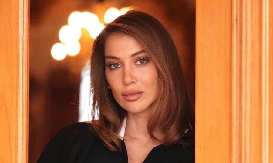 Jenifer Azar L’élégance douce et la présence minutieusement maîtrisée