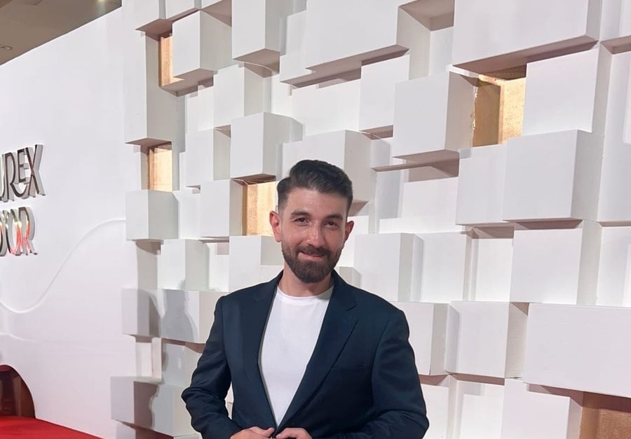 JUAN MELLA : LE CHARISME ET LA PASSION DU MÉTIER TISSENT UN ART