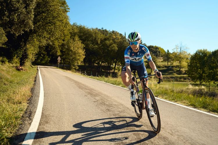 Ashleigh Moolman-Pasio descending on bicycle