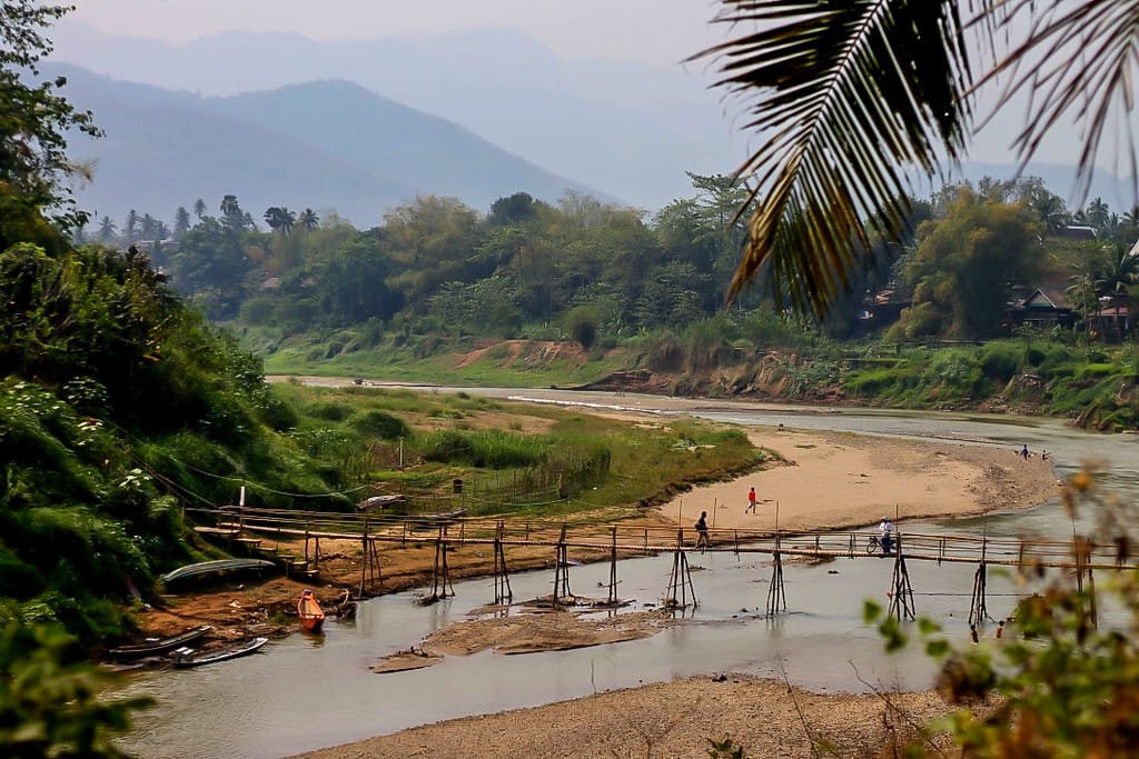 Pont de bambou traversant la rivière Nam Khan à Luang Prabang pendant la saison sèche