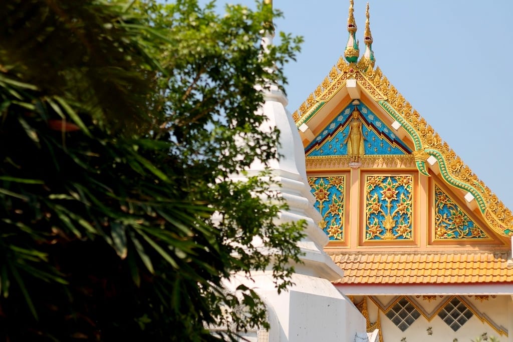 Ruines de temples anciens d’Ayutthaya entourées de jardins verdoyants