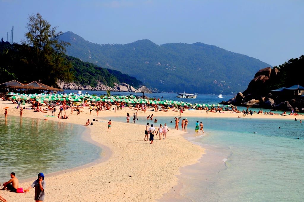 Stunning white sand beach connecting three islands of Koh Nang Yuan in Thailand