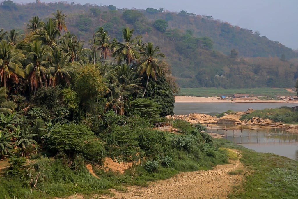 Rue tranquille de village de l'autre côté de la rivière Nam Khan à Luang Prabang