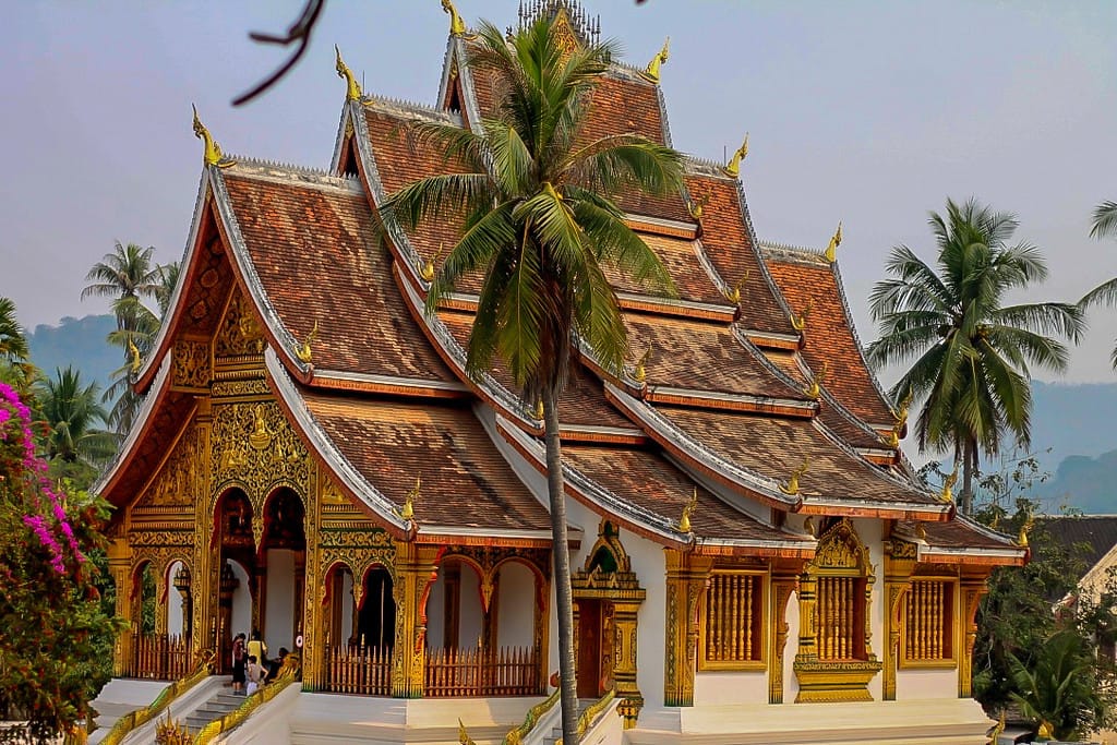 Étals colorés du marché de nuit le long de la rue principale de Luang Prabang