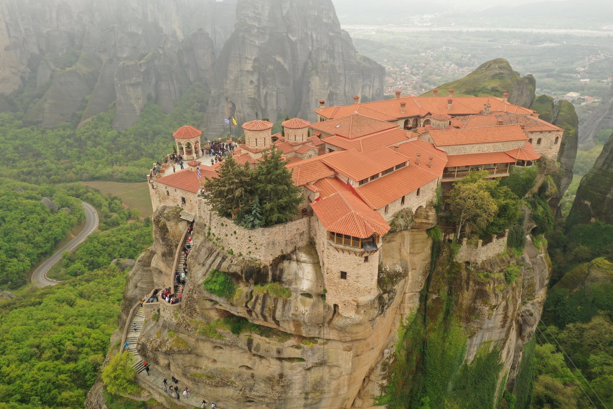 Vue aérienne du monastère Grand Meteoron perché sur son pilier — Meteora, Grèce