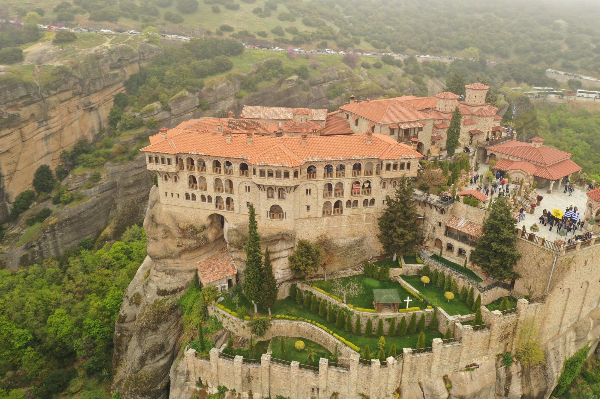 Vue aérienne du monastère Varlaam perché sur son rocher — Meteora, Grèce