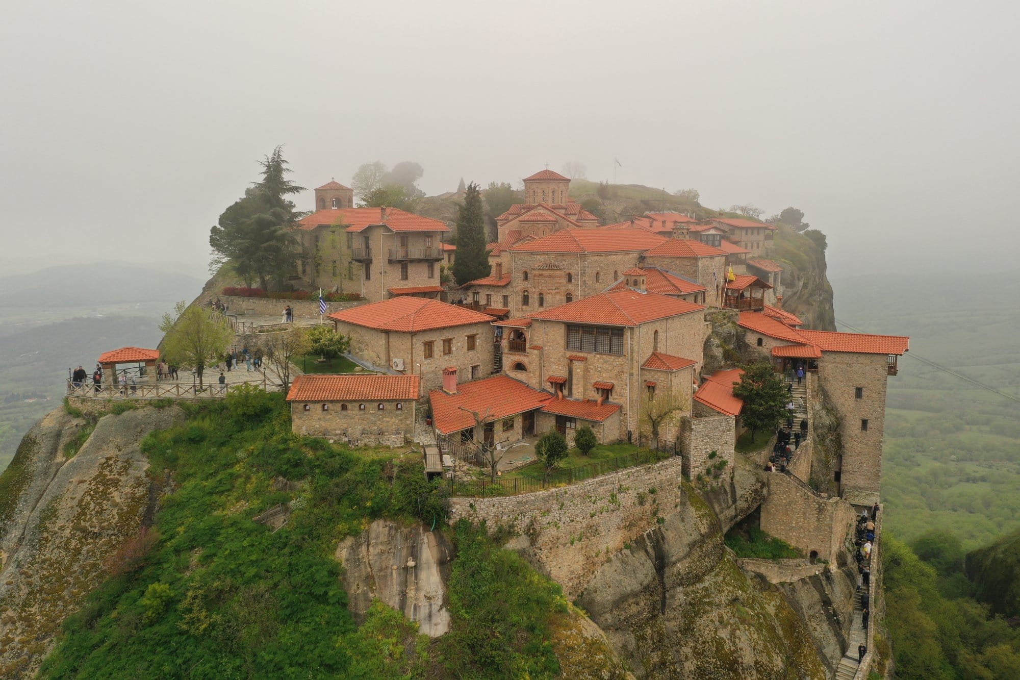 Vue aérienne du complexe du Great Meteoron avec ses toits rouges et ses murs en pierre — Meteora, Grèce
