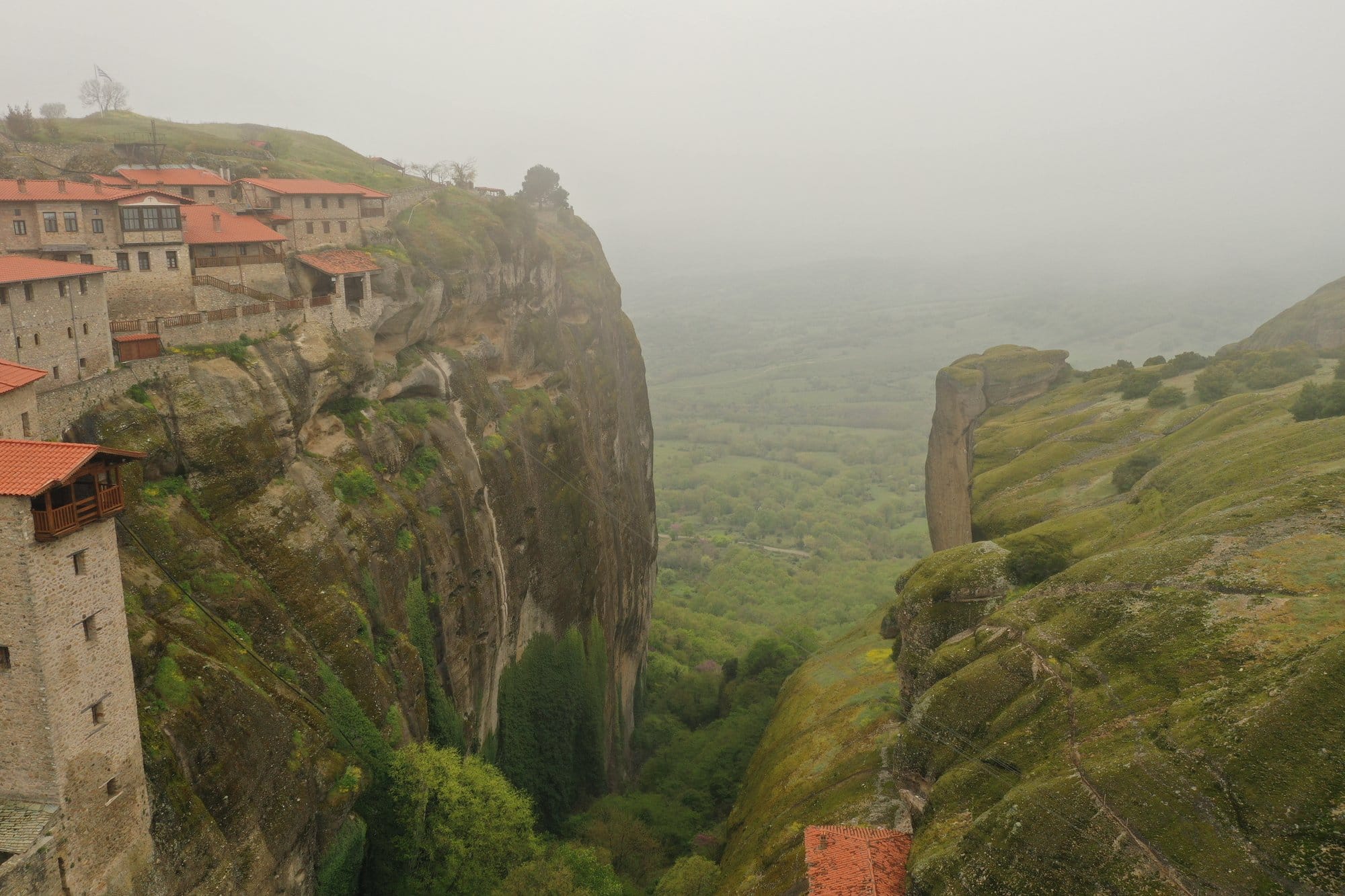 Vue aérienne depuis un monastère de Meteora sur la vallée brumeuse — Grèce