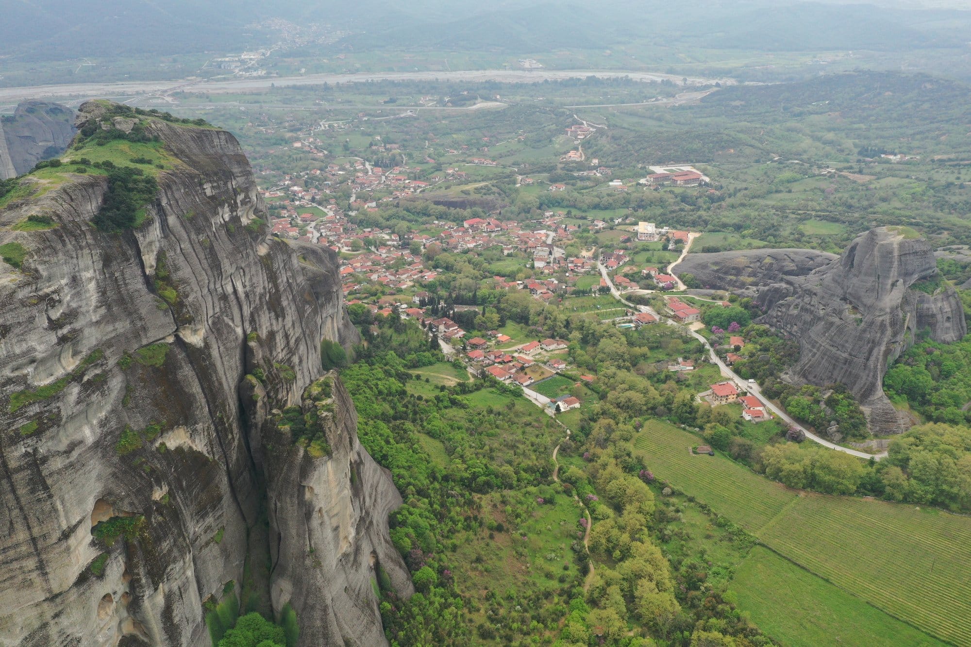 Vue aérienne du village de Kastraki au pied des rochers de Meteora — Grèce