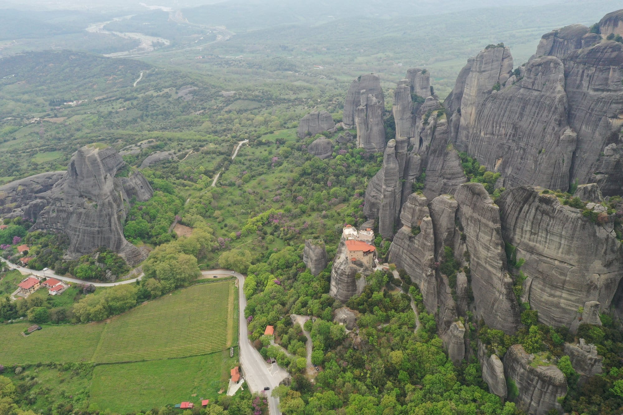 Vue aérienne de Kastraki entre les piliers rocheux de Meteora — Grèce