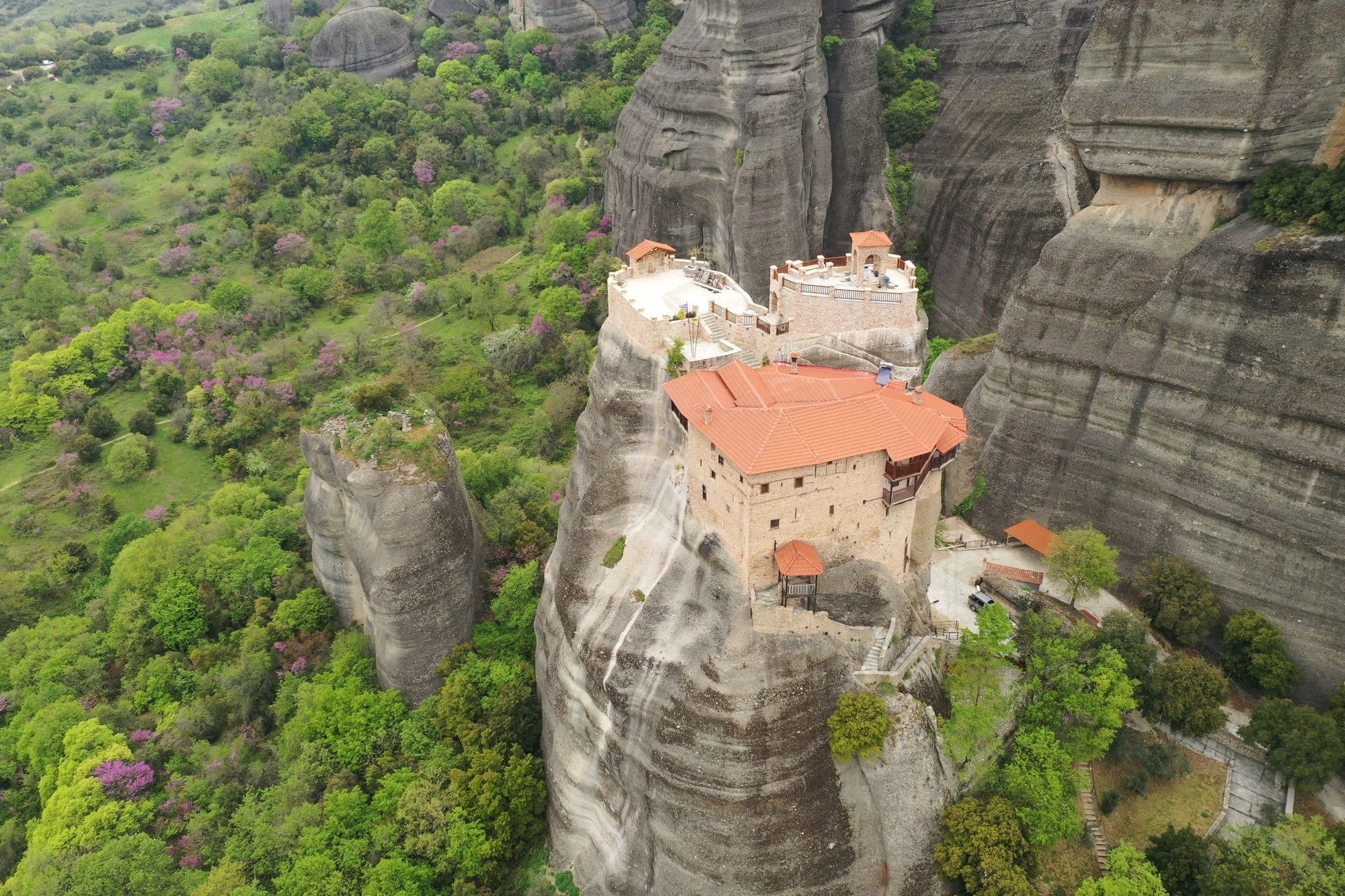 Vue aérienne du monastère Agios Nikolaos Anapafsas sur son rocher étroit — Meteora, Grèce