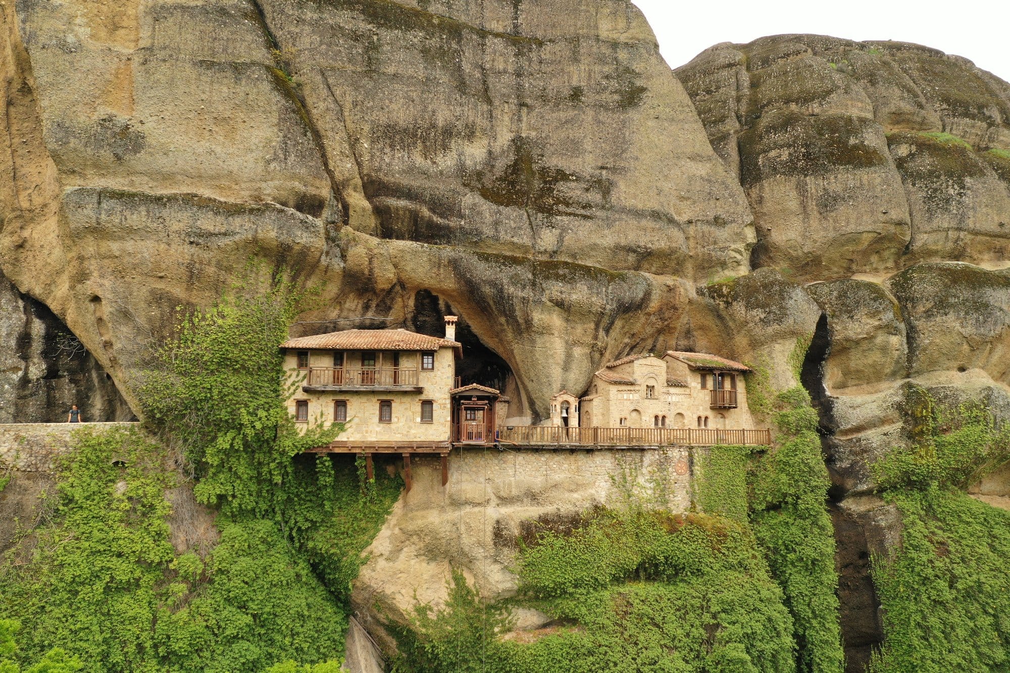 Vue drone rapprochée du monastère-grotte d'Ypapanti creusé dans le rocher — Meteora, Grèce