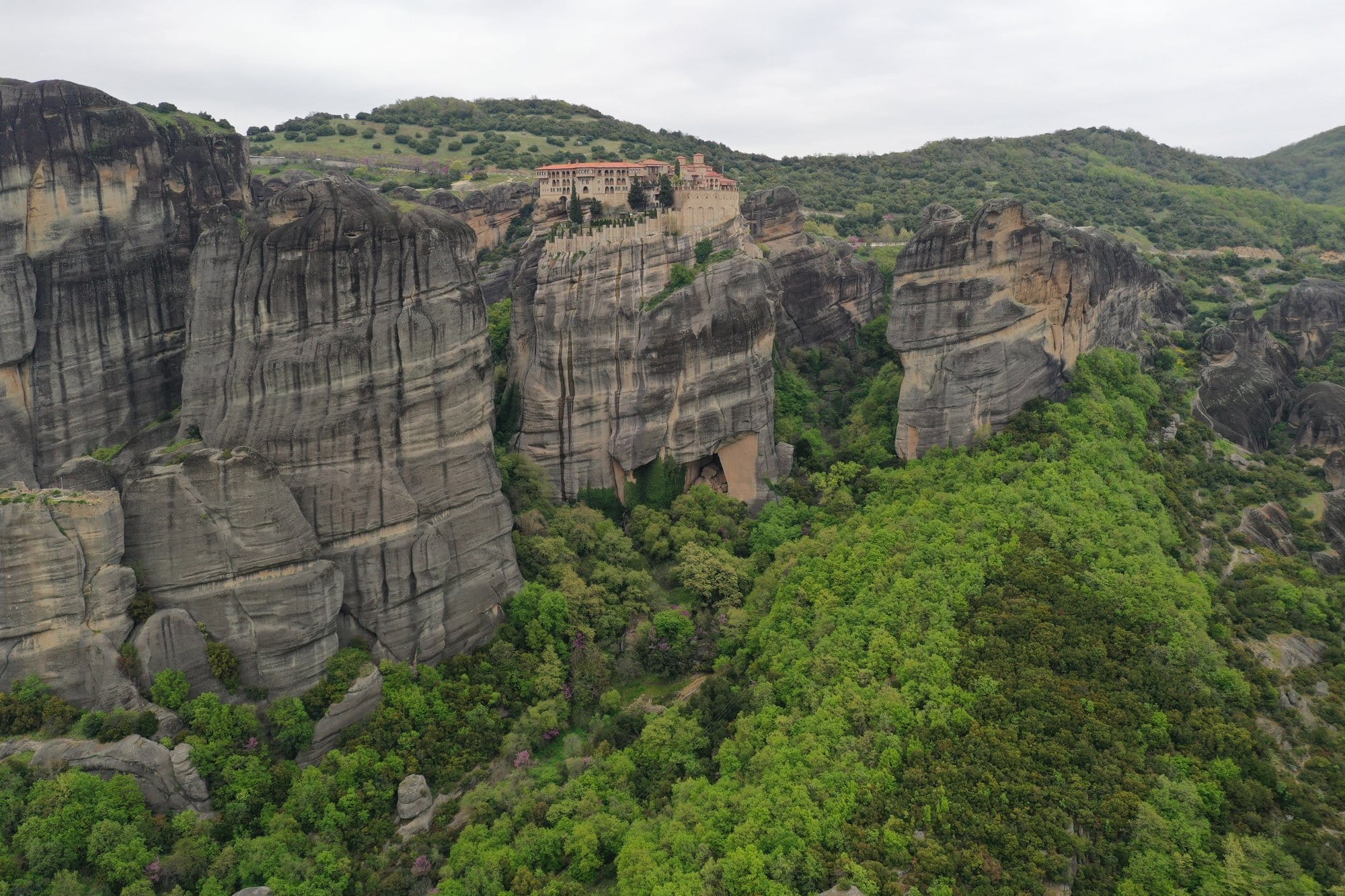 Vue drone du monastère Holy Trinity sur son pilier rocheux isolé — Meteora, Grèce