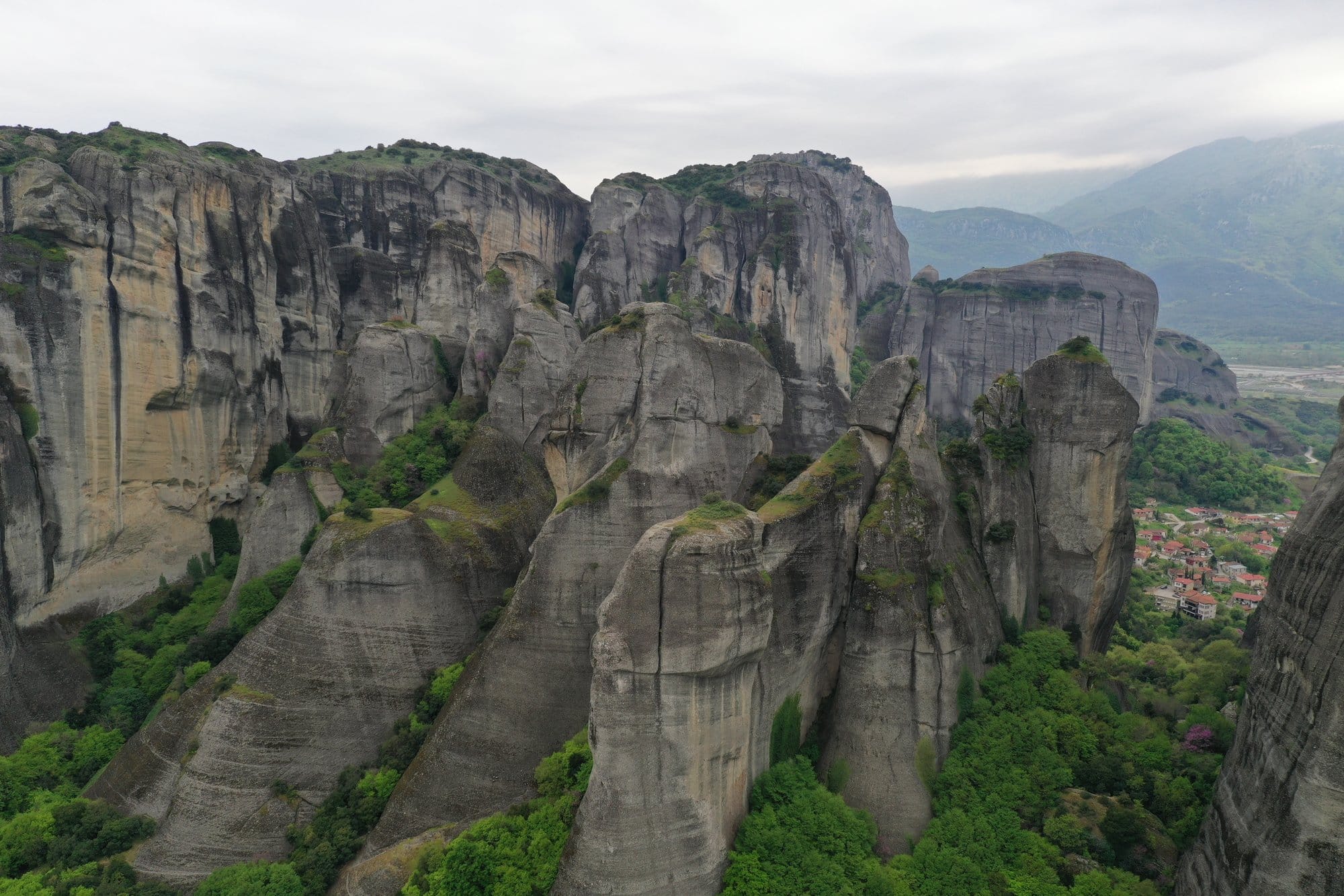 Vue aérienne des piliers rocheux de Meteora qui s'élèvent au-dessus de la vallée — Grèce