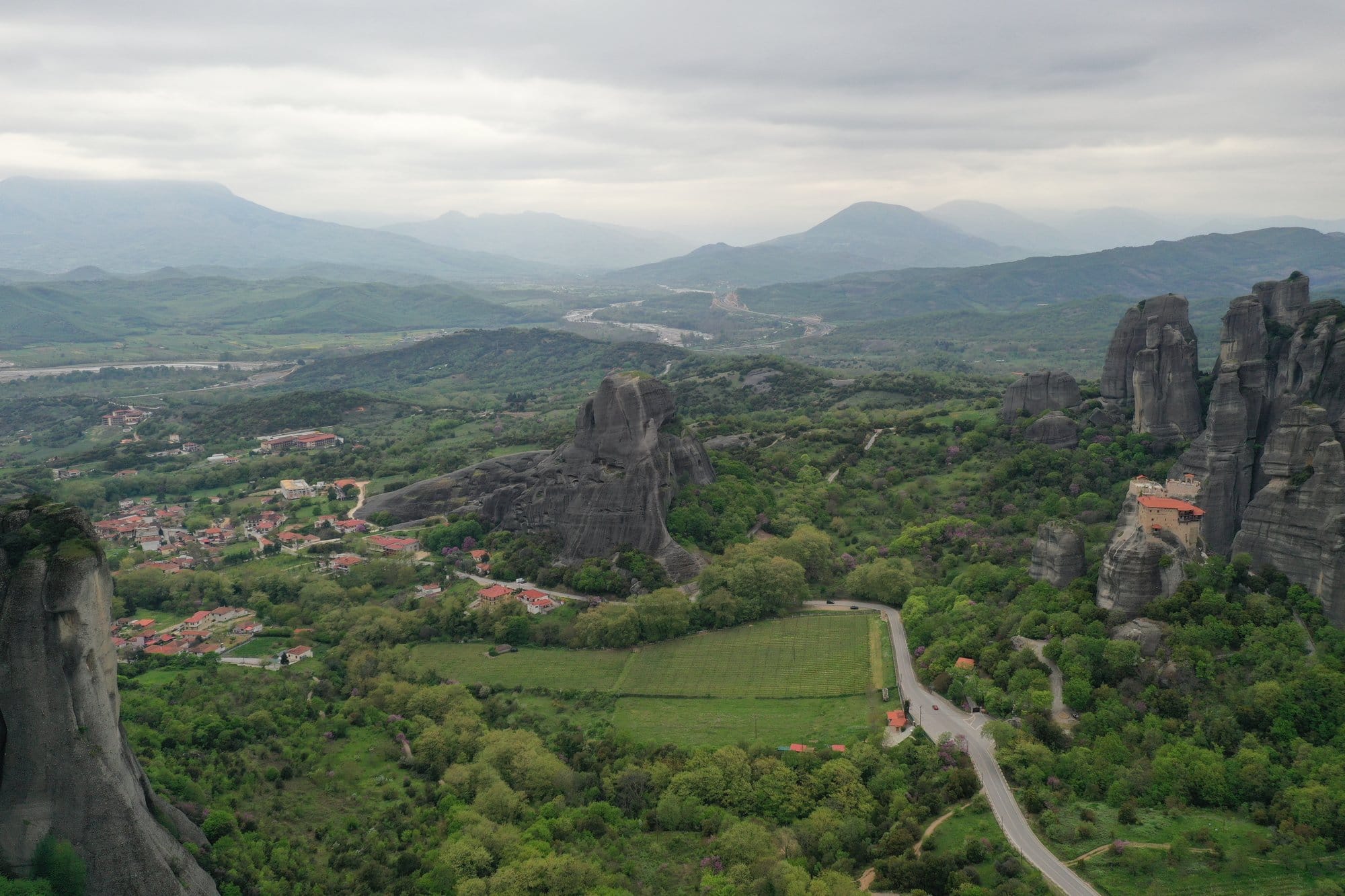 Panorama aérien de Kastraki avec les formations rocheuses de Meteora réparties dans la vallée — Grèce